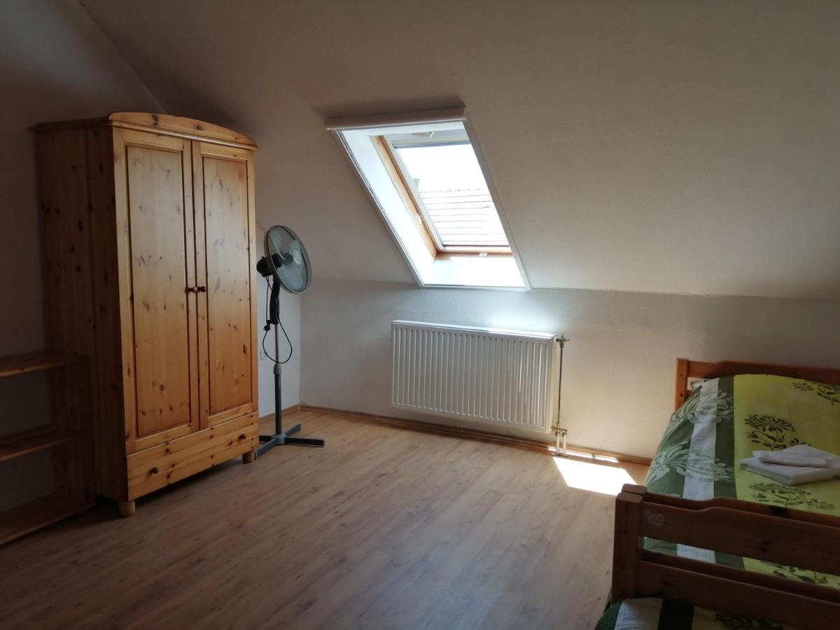 Gesztenye Vendeghaz Ságvár Buitenkant foto