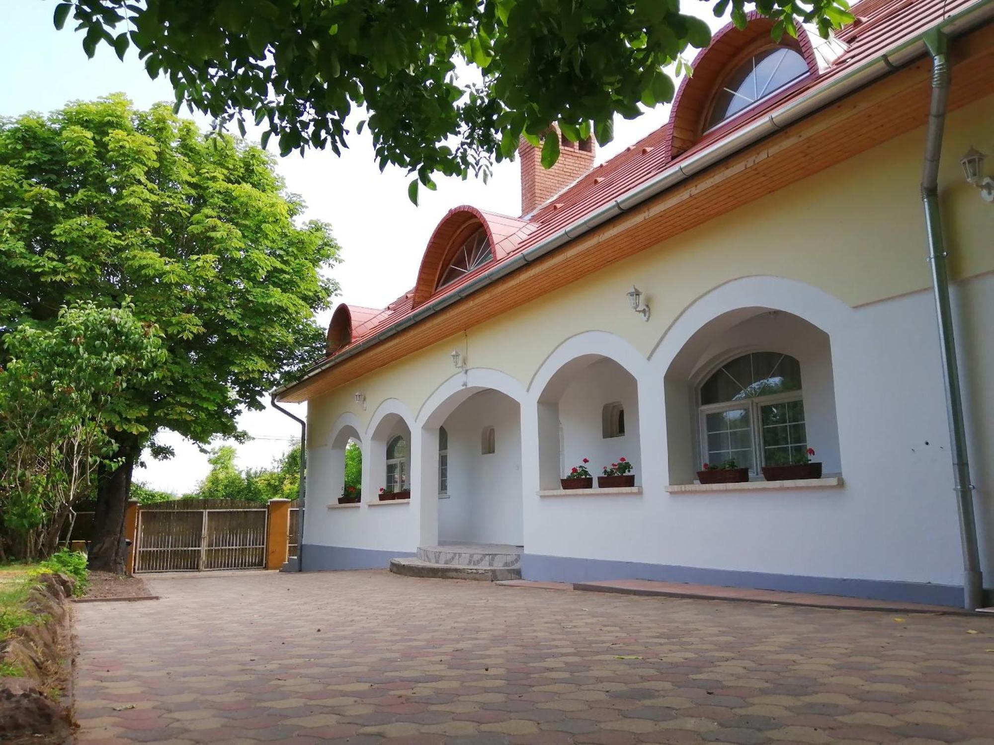 Gesztenye Vendeghaz Ságvár Buitenkant foto