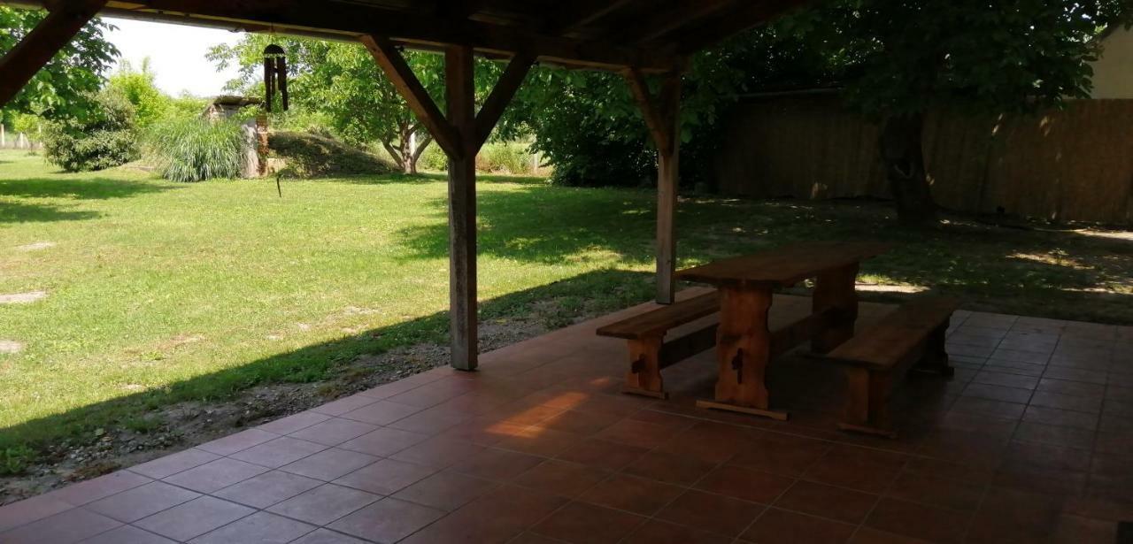 Gesztenye Vendeghaz Ságvár Buitenkant foto