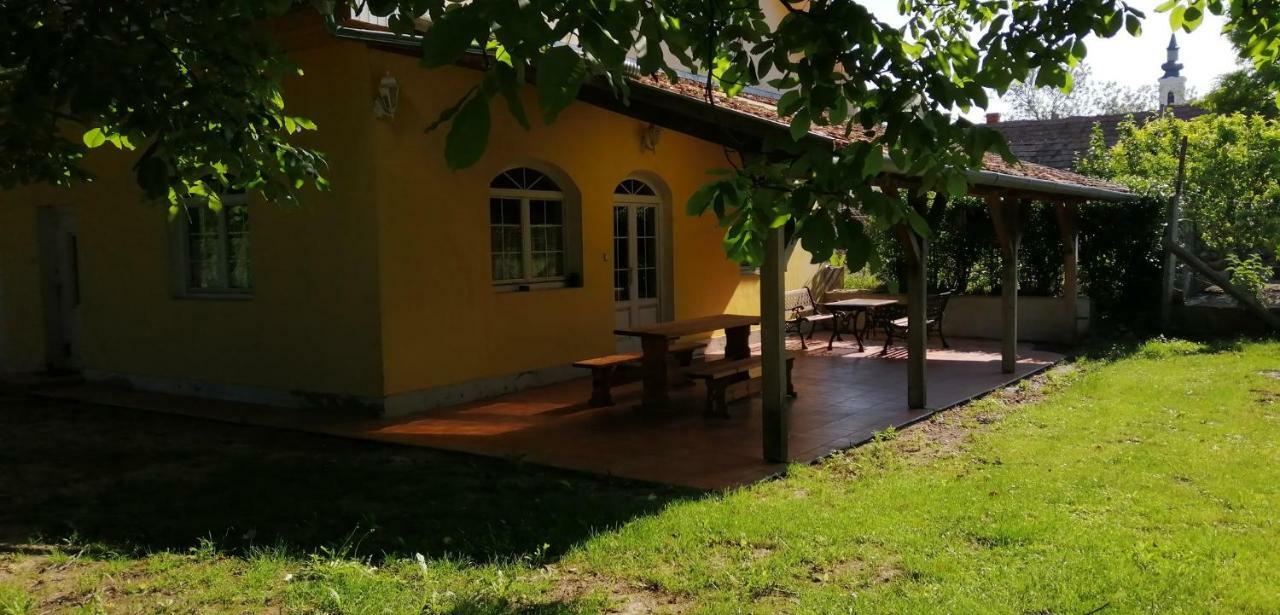 Gesztenye Vendeghaz Ságvár Buitenkant foto