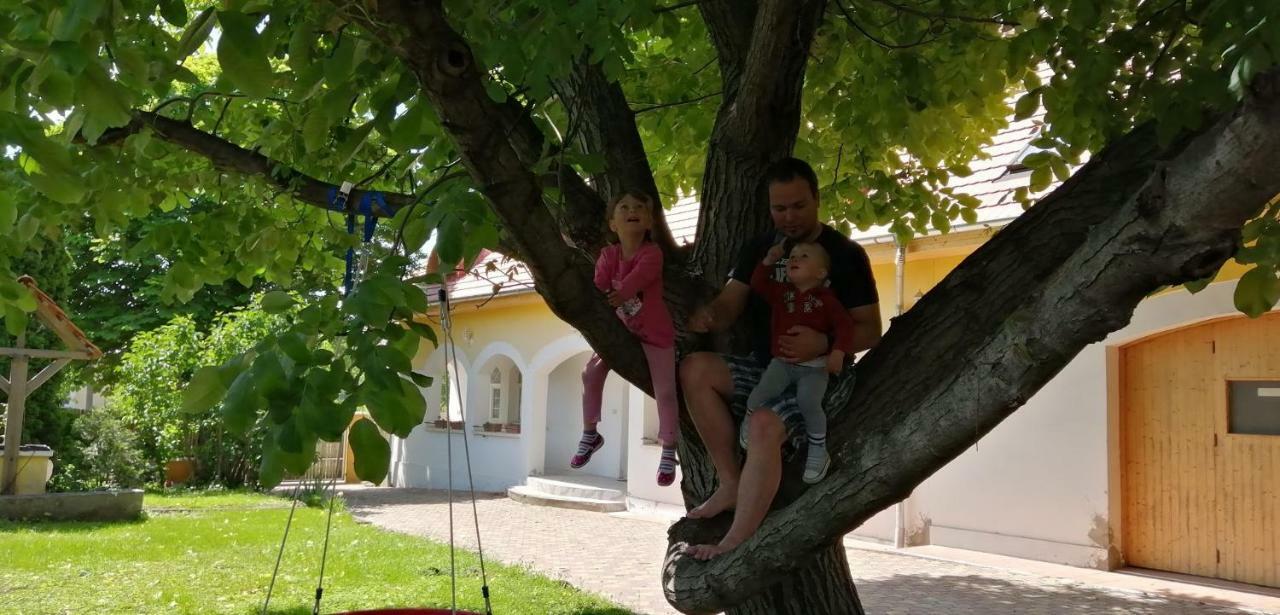 Gesztenye Vendeghaz Ságvár Buitenkant foto